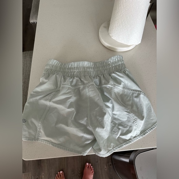 Lululemon size 6, low rise shorts. Mint green / light green excellent condition - Picture 9 of 13